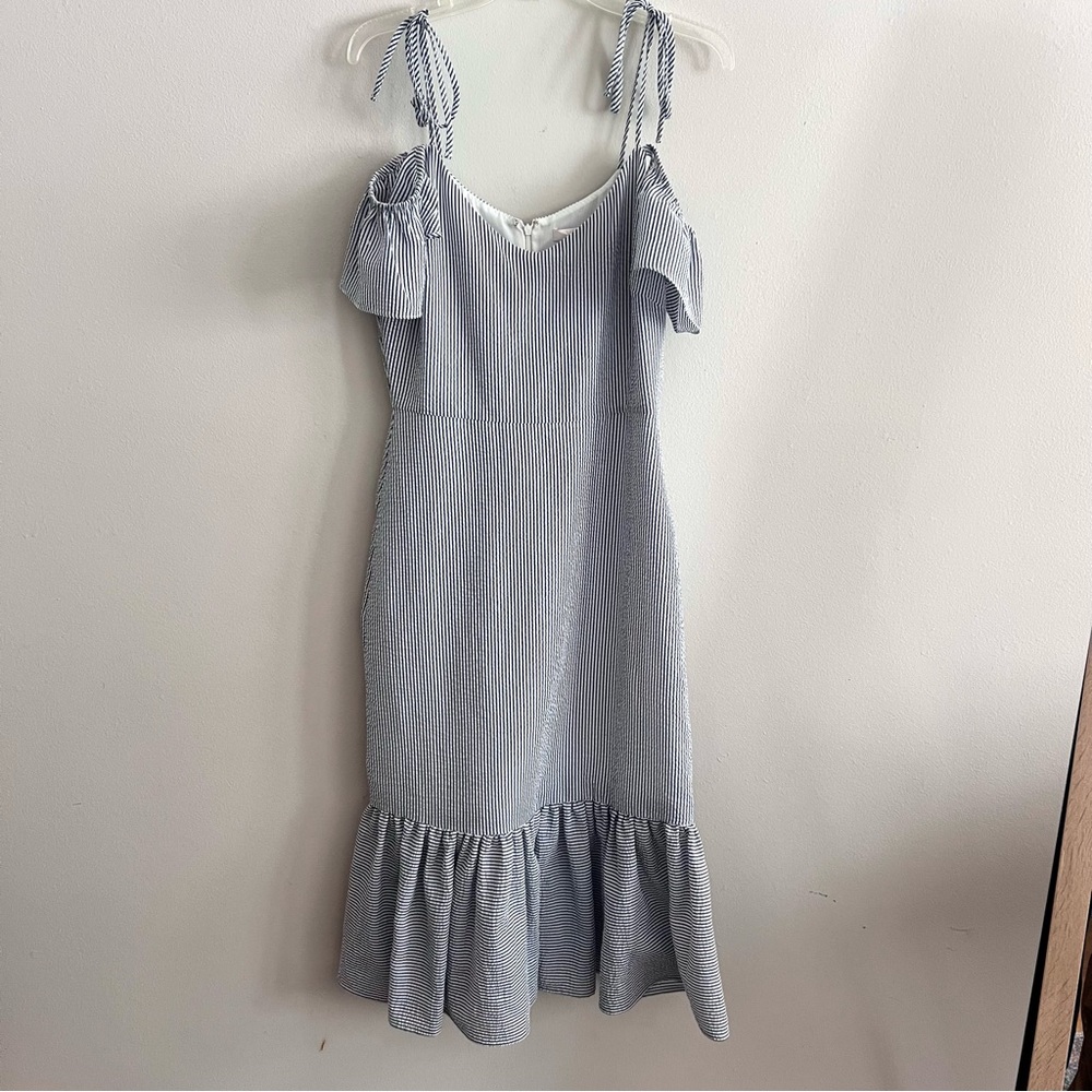Wayf size Medium blue and white seersucker pinstripe pretty dress good c…